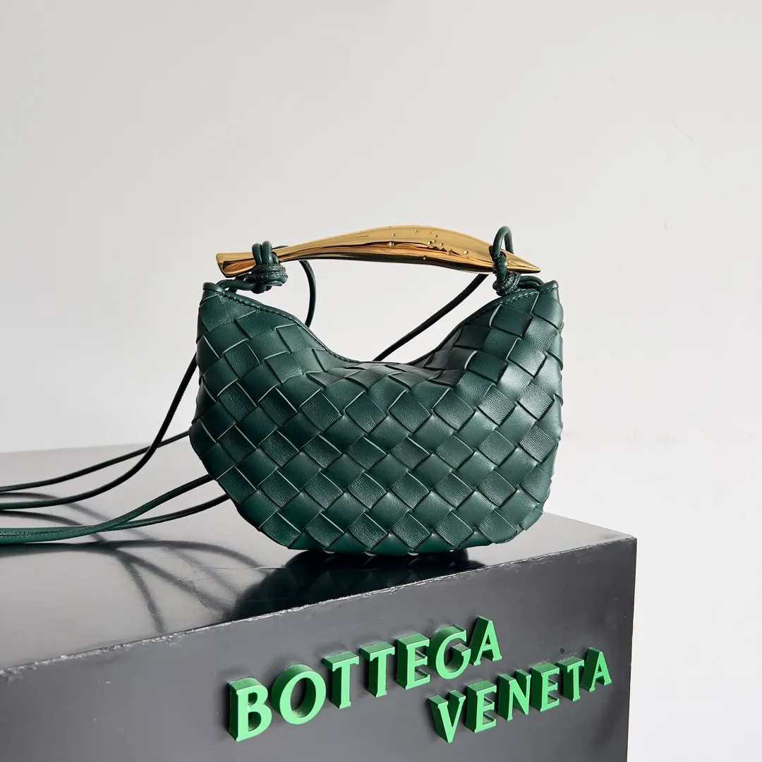 Batch of 1260 BV Mini Sardine is coming‼ ️Super high-end, stainless steel hardware + 24k real gold plating process, fish scales (concave and convex positions) are the finishing touch, the sardine bag that can be carried cross-body is completely beautiful to the heart. The metal element handle and the weaving are perfectly combined to completely integrate the artistic sense and elegance and fashion. It is really like a work of art🏺The large size is elegant, the small size is exquisite and cute, a must-have item for fashionistas, and the details are perfectly reproduced. Style number: 744267 Size 20*12*2.5